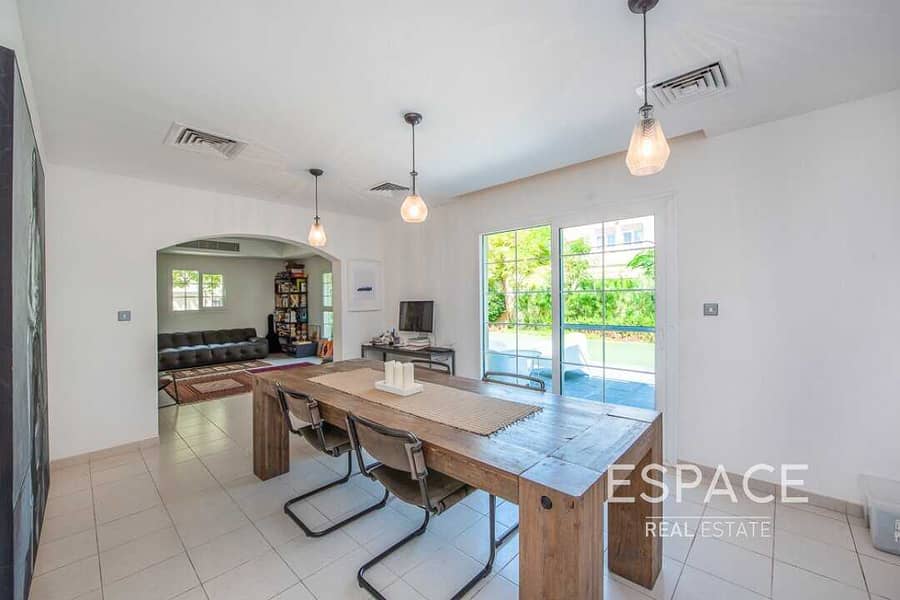 7 Large Landscaped Garden | Close to Park and Pool