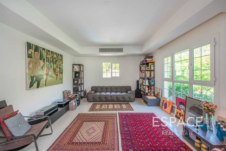 8 Large Landscaped Garden | Close to Park and Pool