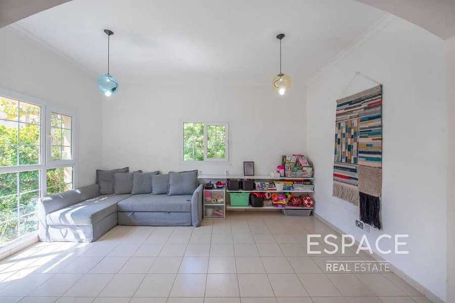 12 Large Landscaped Garden | Close to Park and Pool