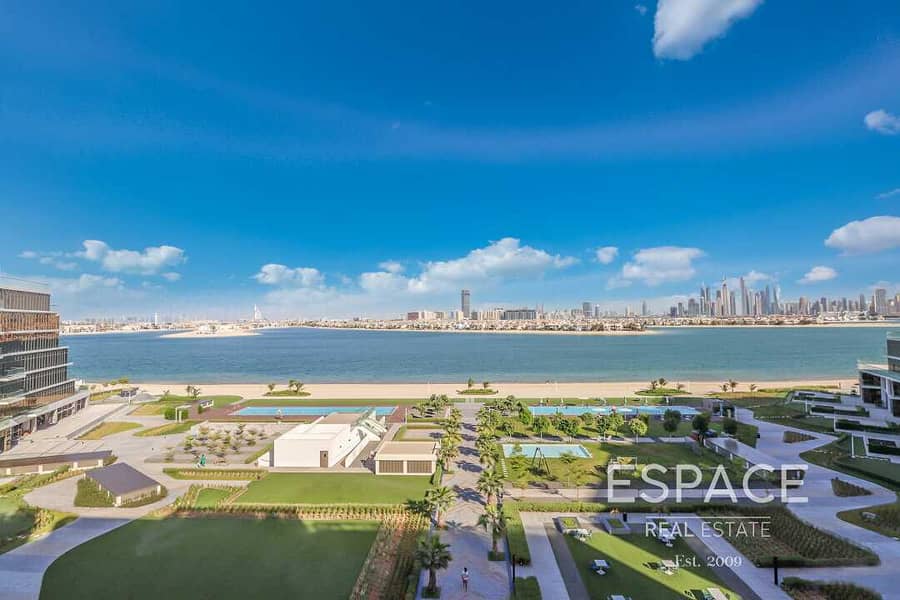 Exclusive| Rare Middle Unit| Sea and Skyline View
