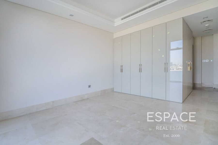 6 Exclusive| Rare Middle Unit| Sea and Skyline View