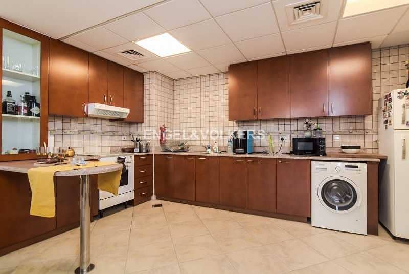 6 Cozy Unit| Over looking the Park | Near School