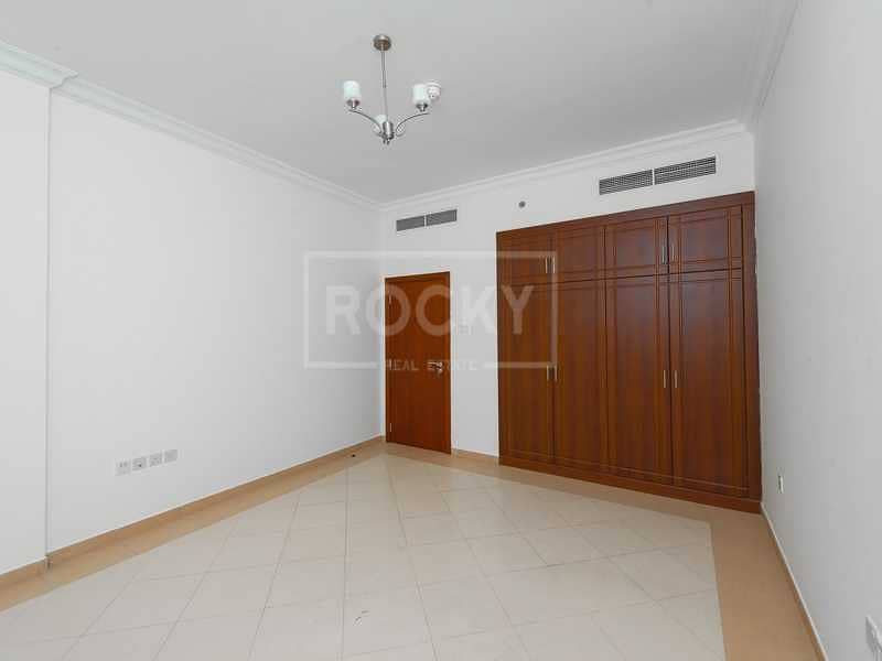 8 Reduced rent | 13 months | Close to Metro | 6 chqs