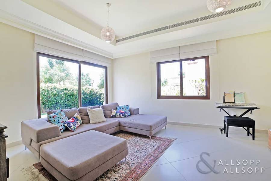 3 Exclusive | 4 Beds | Next To Pool And Park