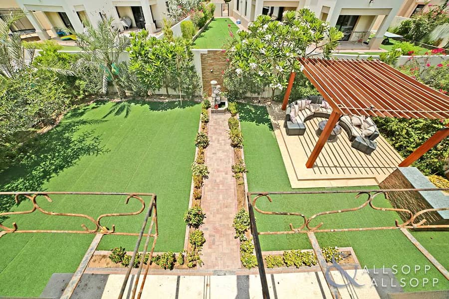 14 Exclusive | 4 Beds | Next To Pool And Park