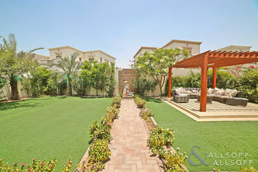 12 Exclusive | 4 Beds | Next To Pool And Park