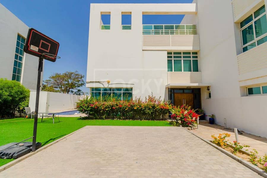 17 Exclusive | Freehold | with Elevator | 6 Bedroom Villa