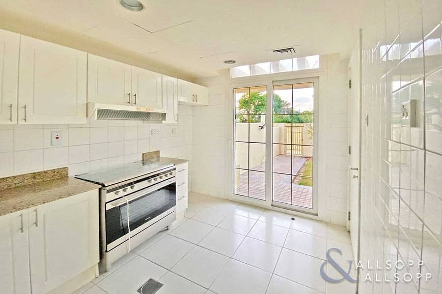 5 Exclusive | Next to Springs Souk | 2 Beds