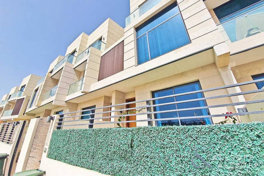 Modern Townhouse | 4 Bed | Rooftop Pool