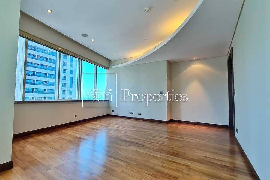 10 EXCLUSIVE Immaculate Contemporary Half-Floor Flat