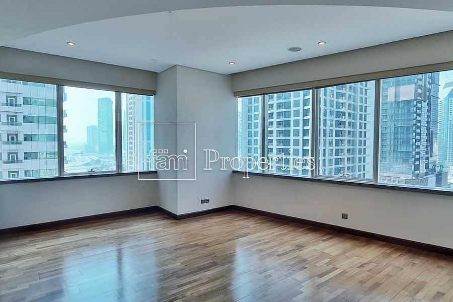 16 EXCLUSIVE Immaculate Contemporary Half-Floor Flat