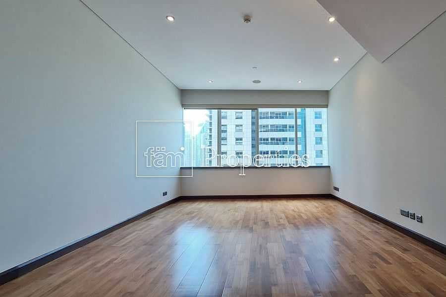 17 EXCLUSIVE Immaculate Contemporary Half-Floor Flat