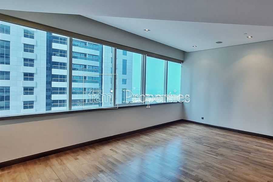 19 EXCLUSIVE Immaculate Contemporary Half-Floor Flat