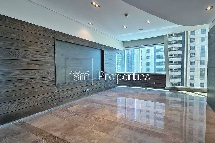 23 EXCLUSIVE Immaculate Contemporary Half-Floor Flat