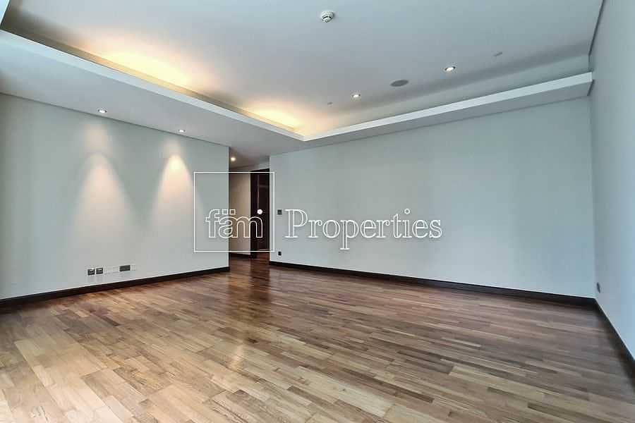 24 EXCLUSIVE Immaculate Contemporary Half-Floor Flat