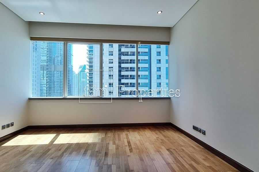 28 EXCLUSIVE Immaculate Contemporary Half-Floor Flat