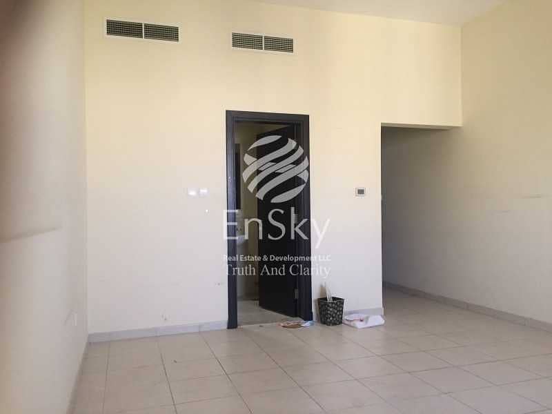 8 Large 3 Bedroom Apartment with 2 Parking Space !