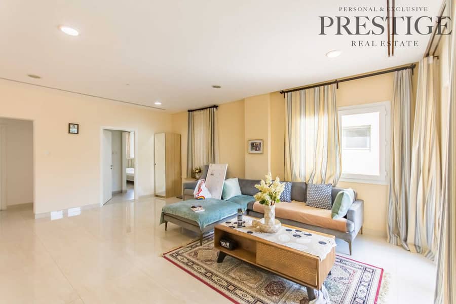 11 Amazing condition| Upgraded Townhouse
