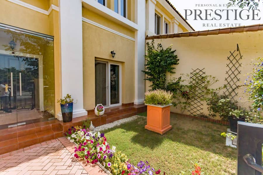 19 Amazing condition| Upgraded Townhouse