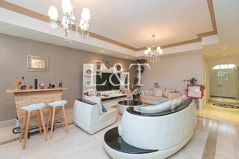 4 Upgraded and Roof Top Villa with Garden and Pool