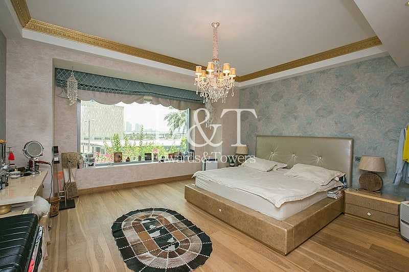 18 Upgraded and Roof Top Villa with Garden and Pool