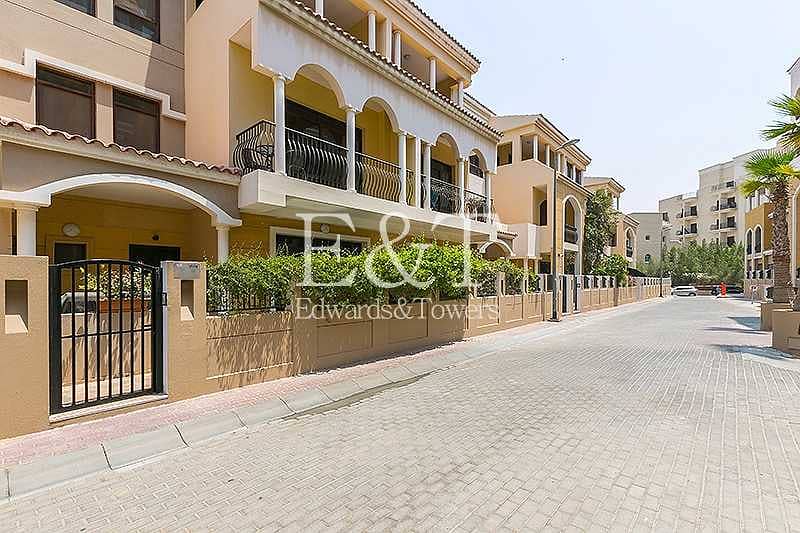 4BR  upgraded townhouse with private parking