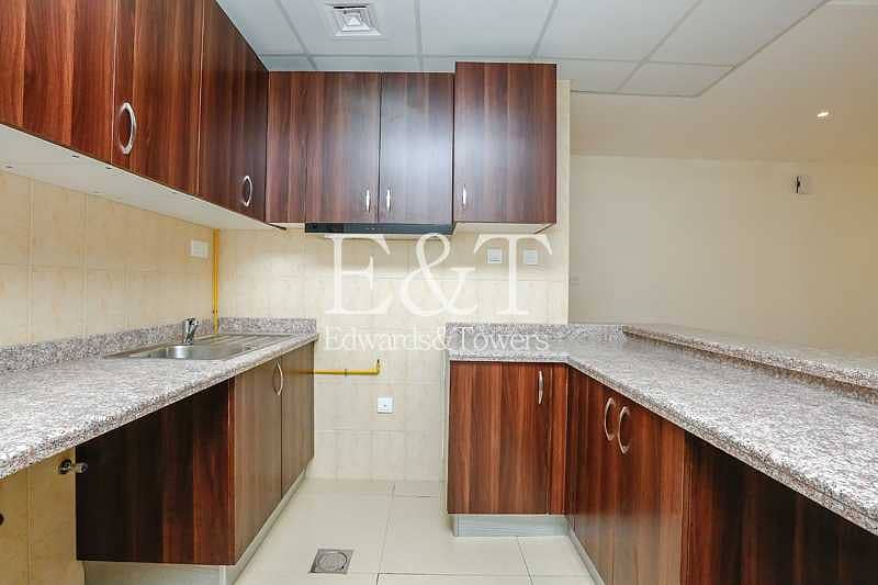 5 Exclusive: Spacious|Available End June|Corner Unit