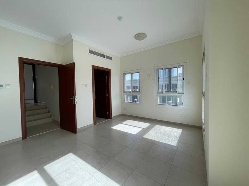 3 US | CORNER | VACANT 3 BHK + 2 Livings + Basement TH