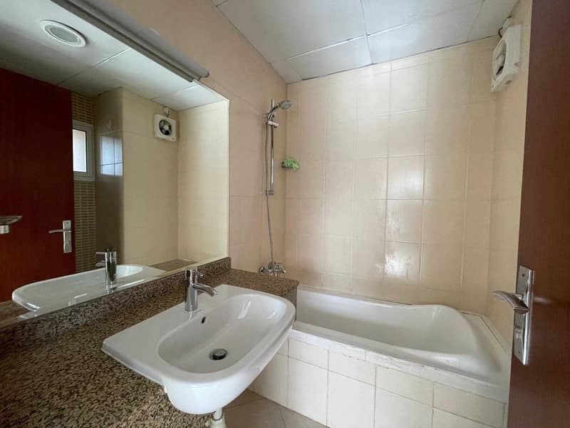 16 US | CORNER | VACANT 3 BHK + 2 Livings + Basement TH