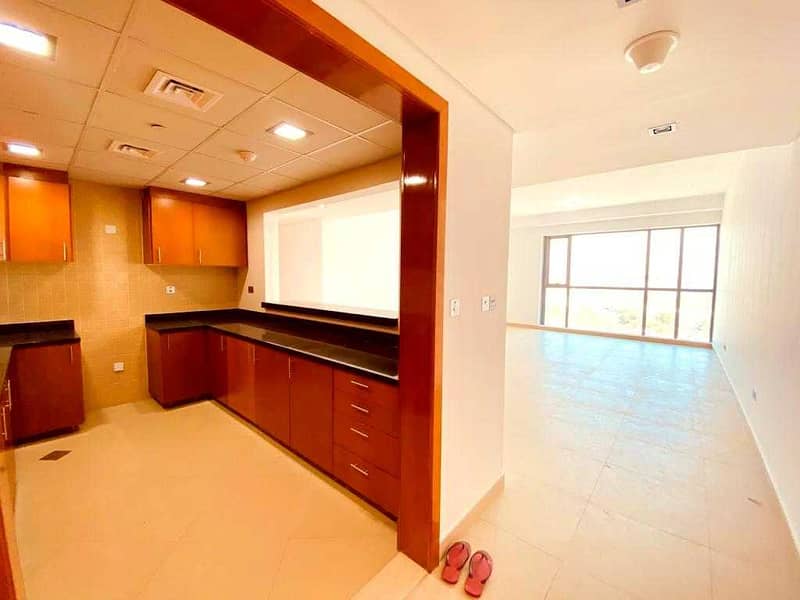 NO AGENT FEE !!!  SPECIOUS 3 BEDROOM APARTMENT WITH BALCONY IN DANAT ABU DHABI