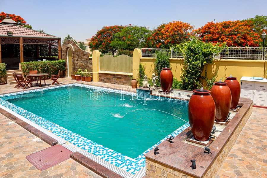 Luxurious villa with landscaped gardens & pool! Luxurious villa with landscaped gardens & pool!