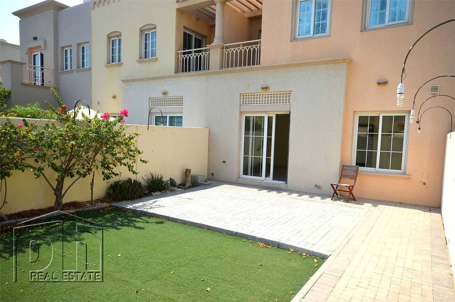 14 Back to Back - Artificial Grass - Close to Park and Pool
