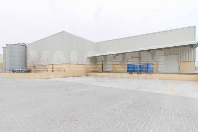 Warehouse with Racks for Storage and Logistics in JAFZA