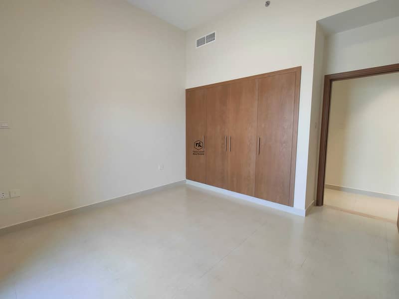 17 Spacious Two Bed with Laundry Room New Apartment