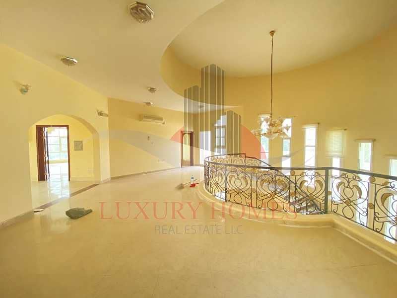 3 5bedroom villa comes with a very spacious back yard