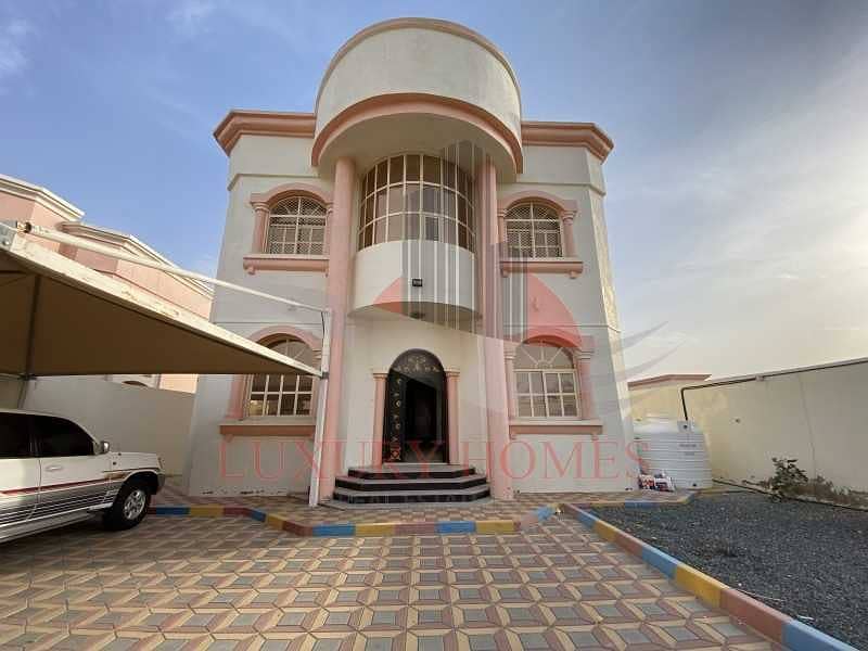 Aesthetically pleasing private house with yard Aesthetically pleasing private house with yard