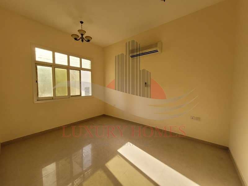 4 Features Huge Spacious Near Town Centre & Schools