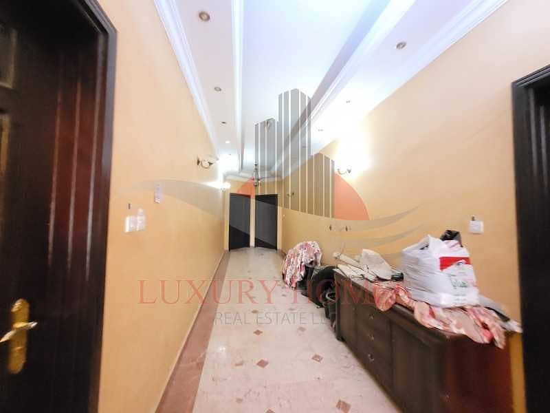 13 Features Huge Spacious Near Town Centre & Schools
