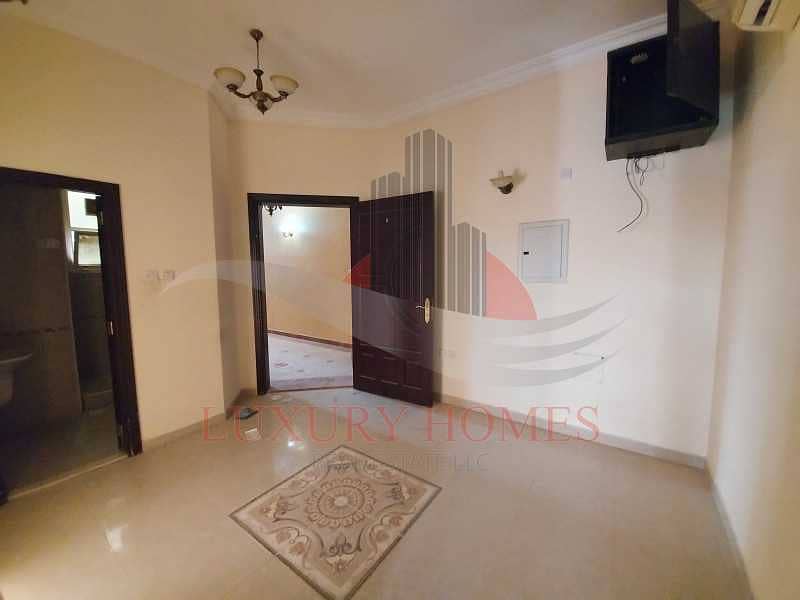 8 Features Huge Spacious Near Town Centre & Schools