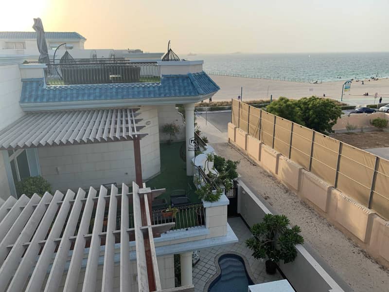 19 amazing iconic house right on beach of Jumeirah