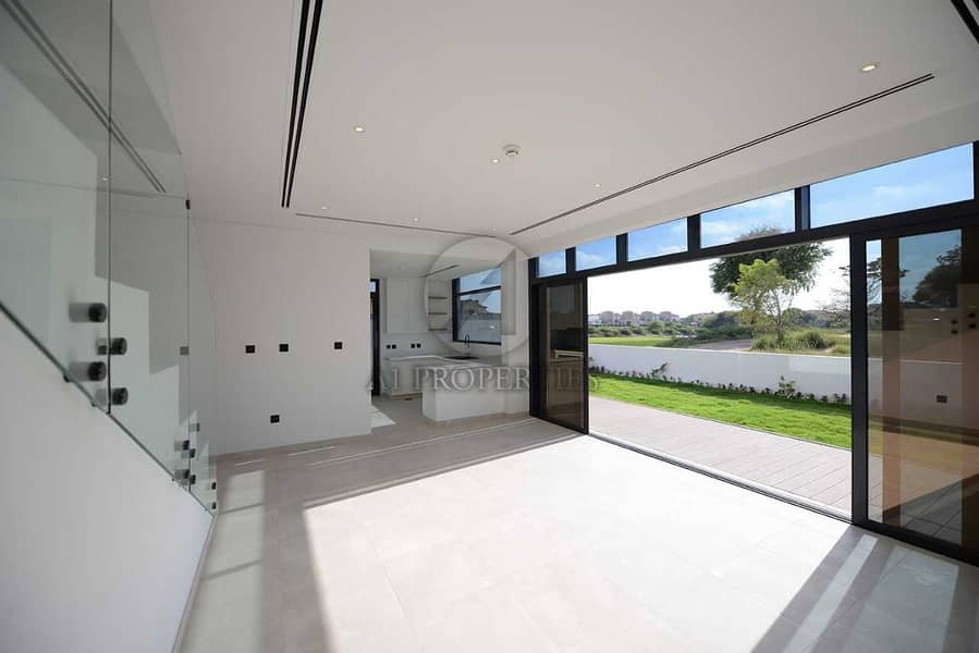 4 Contemporary 4 Bedrooms Golf Course View  For Sale