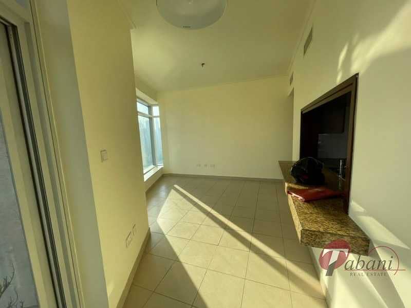 7 Middle FloorI Vacant|Amazingly priced|Huge Balcony