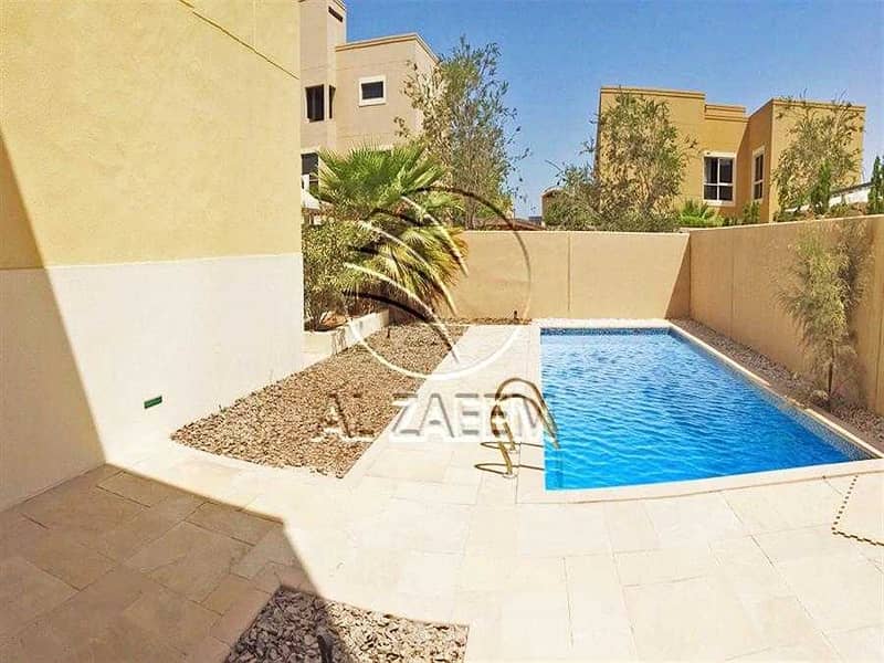 5 Available Now! A Well Kept Villa With Pool