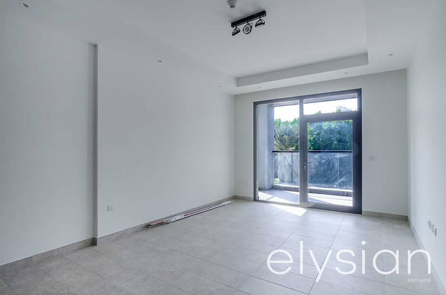 2 Spacious Modern 1 Bed + Study | Hyati Residence