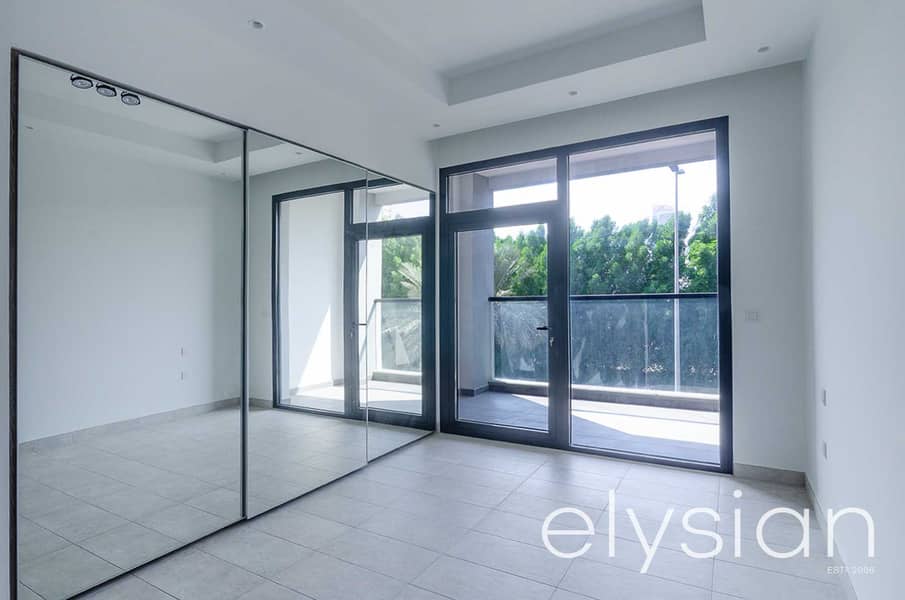 5 Spacious Modern 1 Bed + Study | Hyati Residence