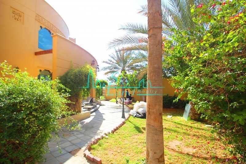 3 Beautiful very spacious 6 bed villa with large garden
