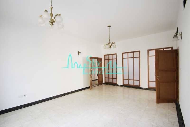 5 Beautiful very spacious 6 bed villa with large garden