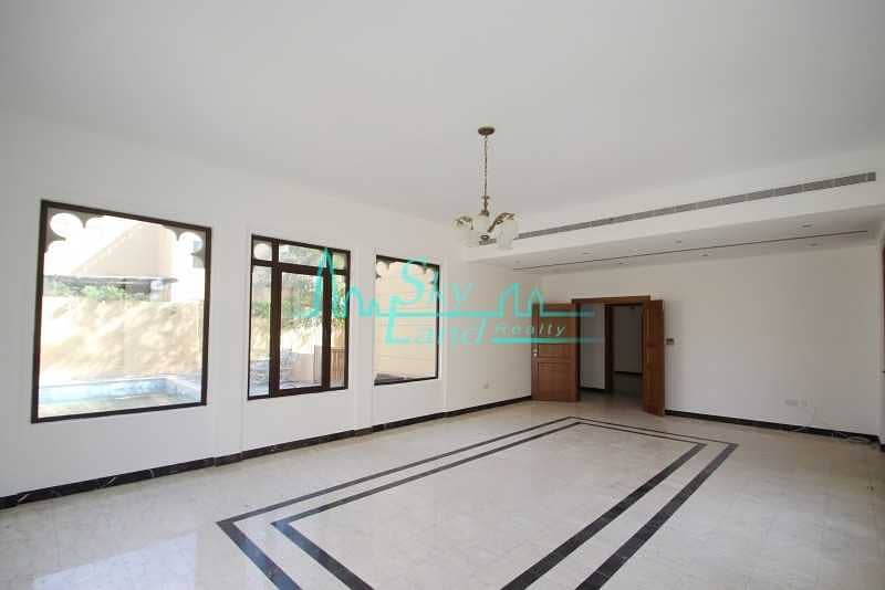7 Beautiful very spacious 6 bed villa with large garden