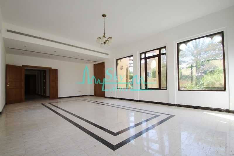8 Beautiful very spacious 6 bed villa with large garden