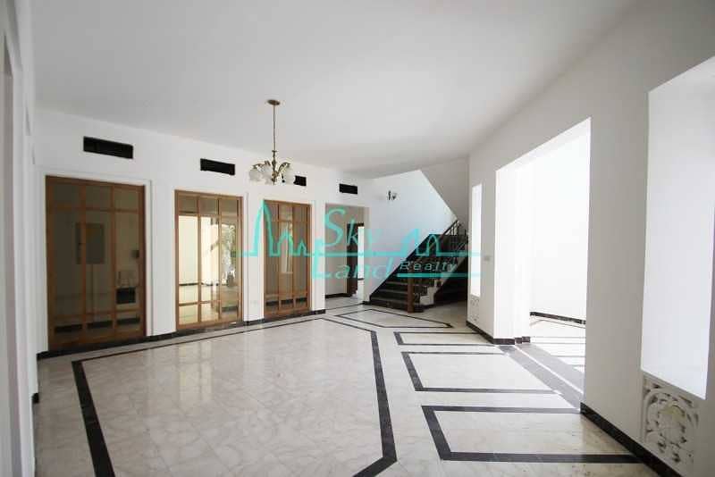 17 Beautiful very spacious 6 bed villa with large garden